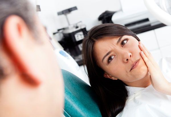 При обнаружении воспалительного процесса необходимо обратиться к стоматологу