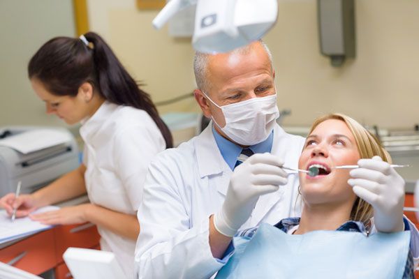 Необходимо регулярно обследоваться у стоматолога